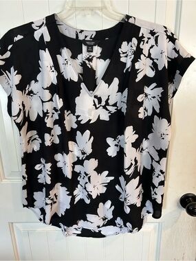 Vera Wang Black & White Floral V-Neck Blouse